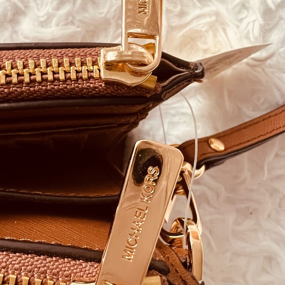 Michael Kors Double Zipper pockets ID CC and money pockets NWT leather and Logo - Picture 11 of 11